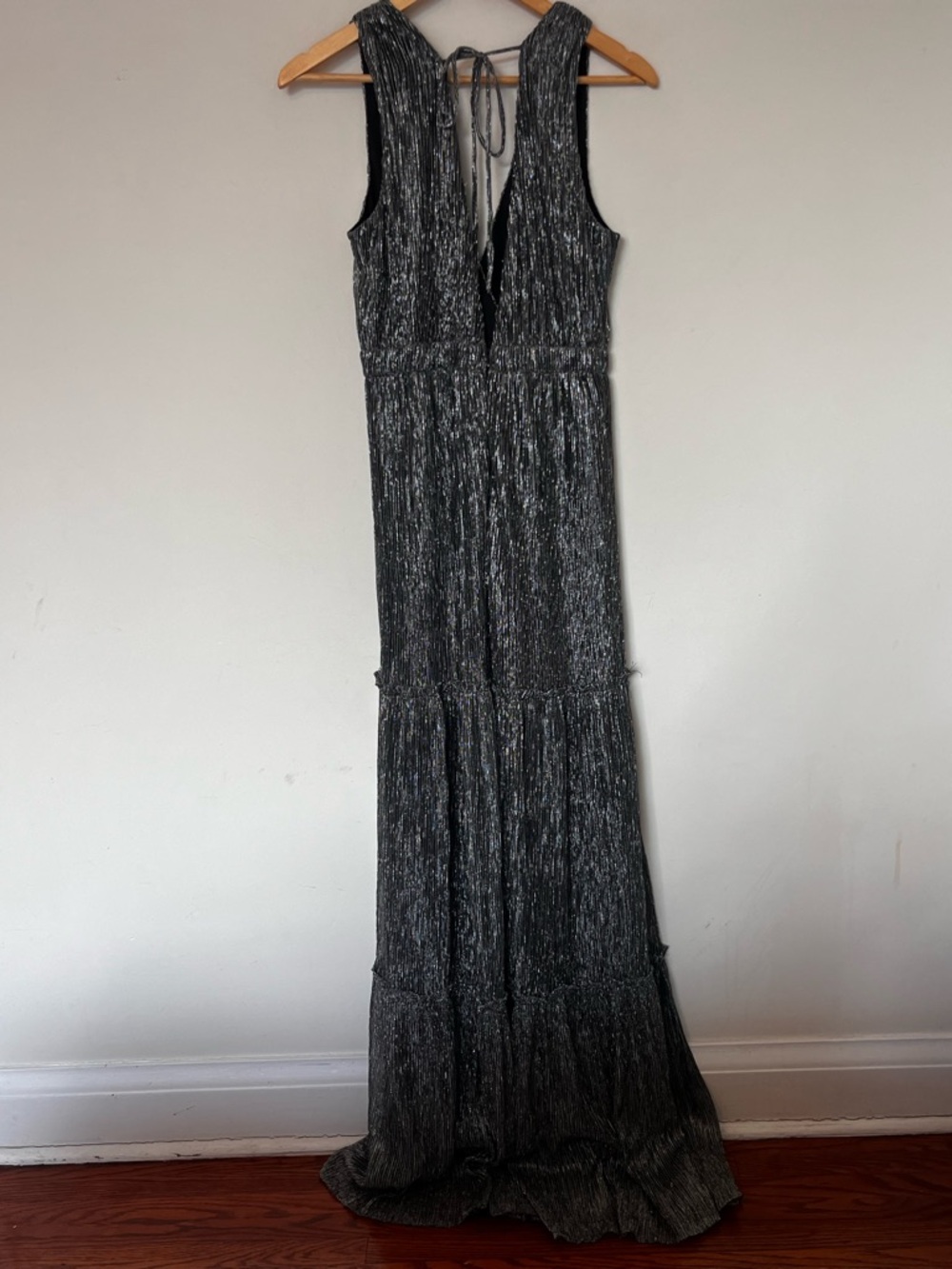 Lulus Metallic Maxi Dress Silver Tiered Plissé VNeck M Screen Worn The Boys - Picture 8 of 12